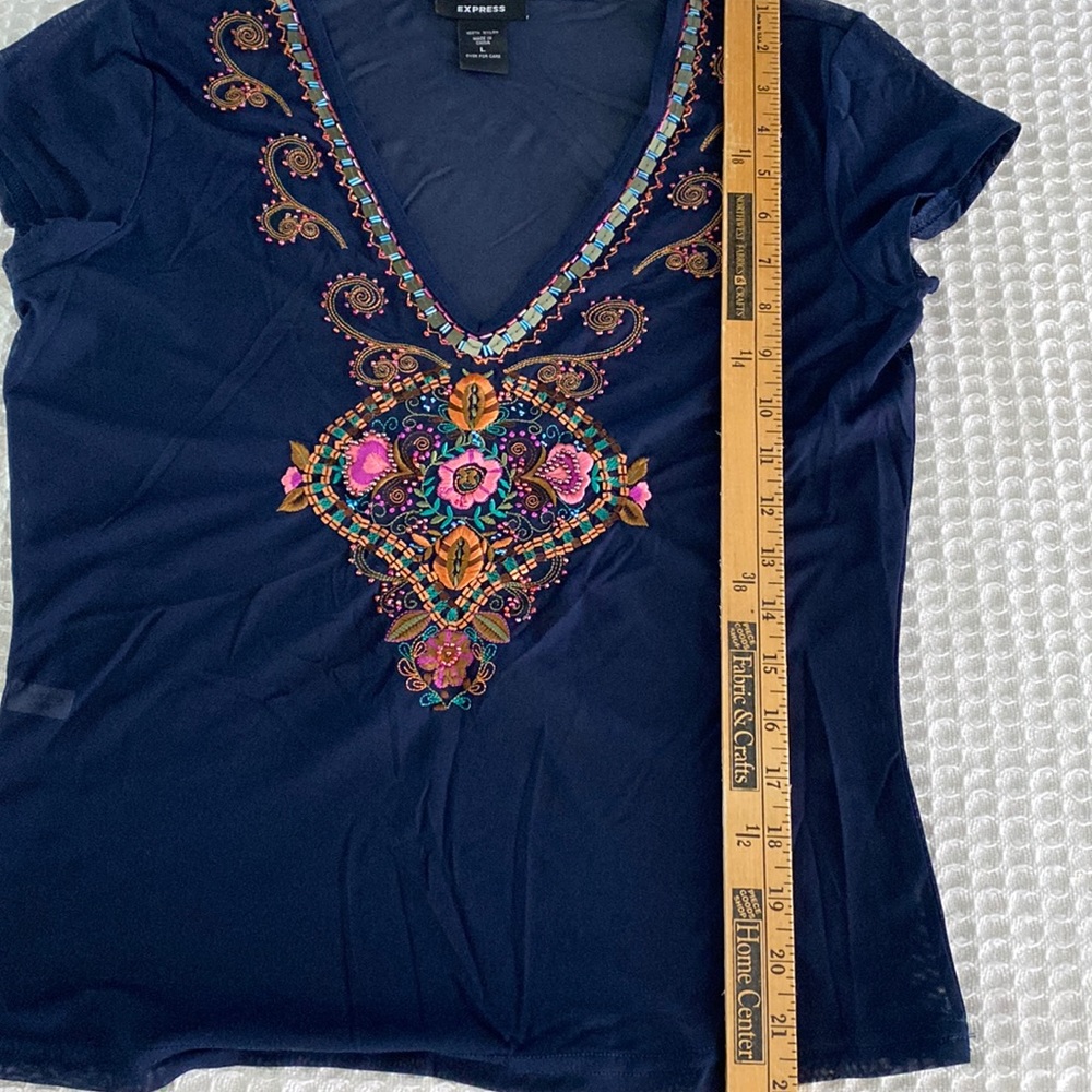 🦩Express beautiful embroidery & beading top🦩 - Picture 3 of 7